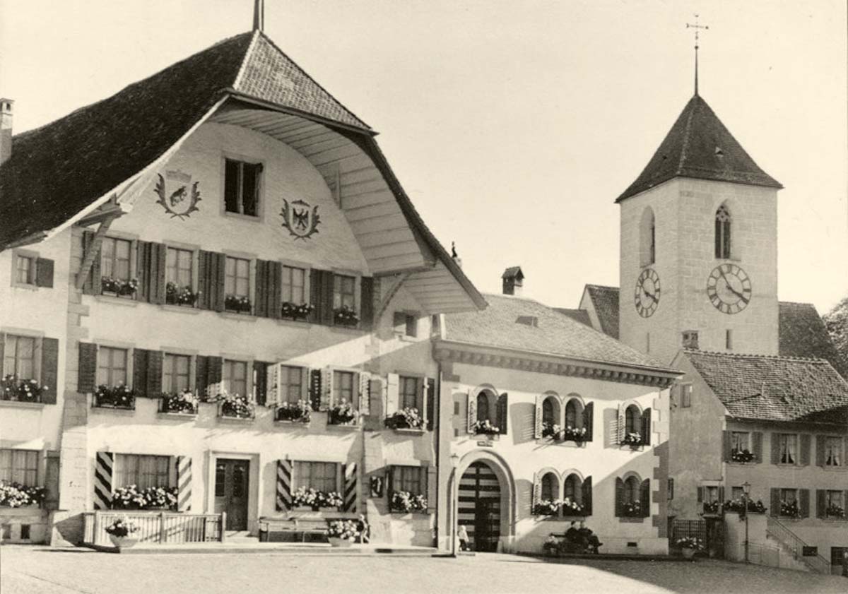 Aarberg. Amtshaus mit Kirche, um 1960