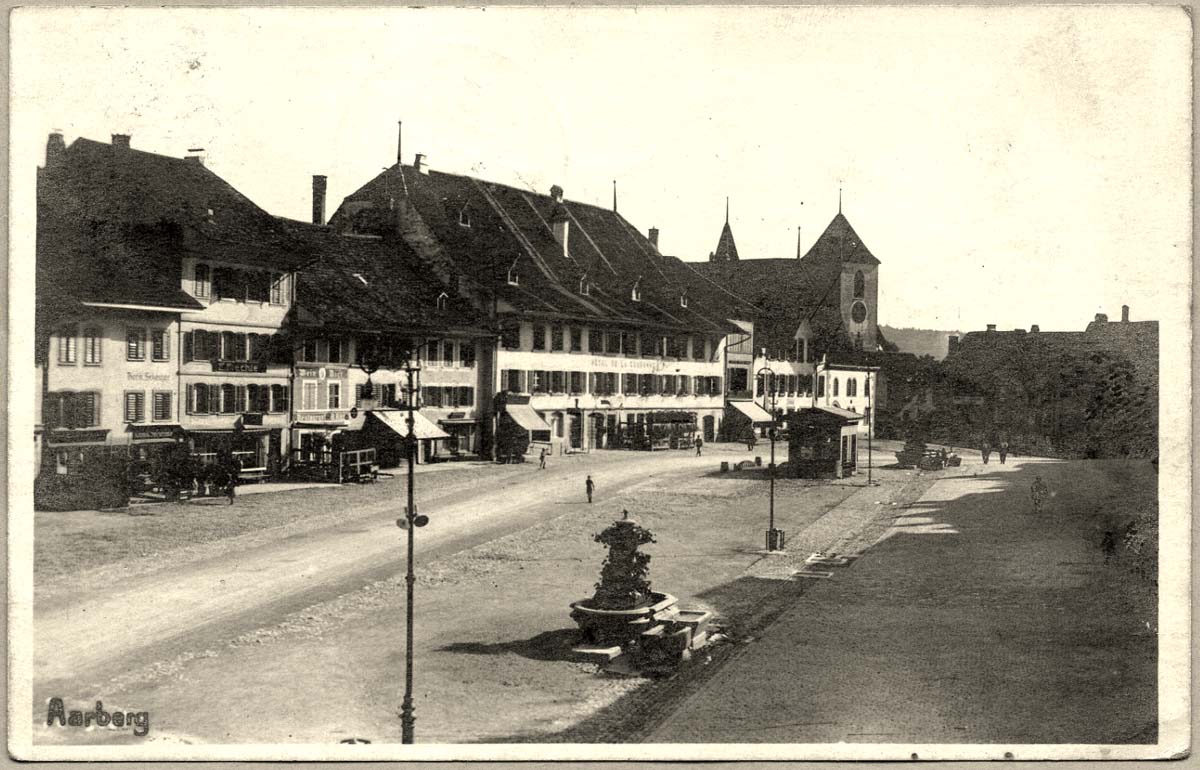 Aarberg. Panorama von Stadtplatz mit brunnen