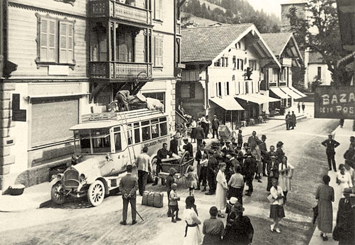 1918 hielt in Adelboden vor dem Postgebäude das erste Postauto