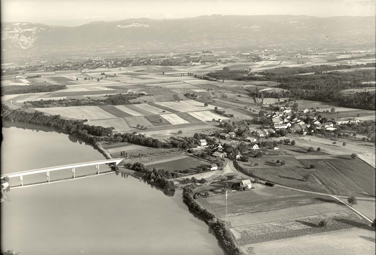 Panorama von Aire-la-Ville und Brücke