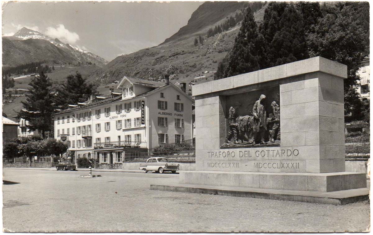 Airolo. Bahnhofplatz - Denkmal für die Opfer der Arbeit, Hotel Albergo Forni