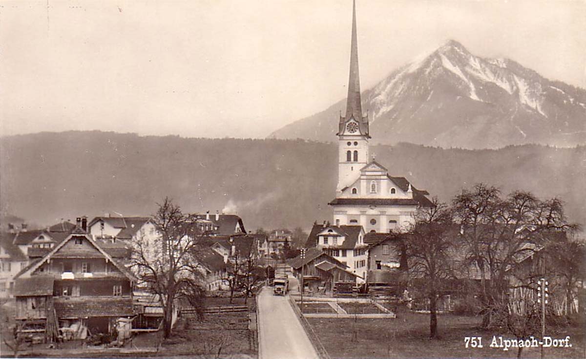 Alpnach. Alpnach Dorf - Panorama von Dorfstraße, Lastwagen und Kirche