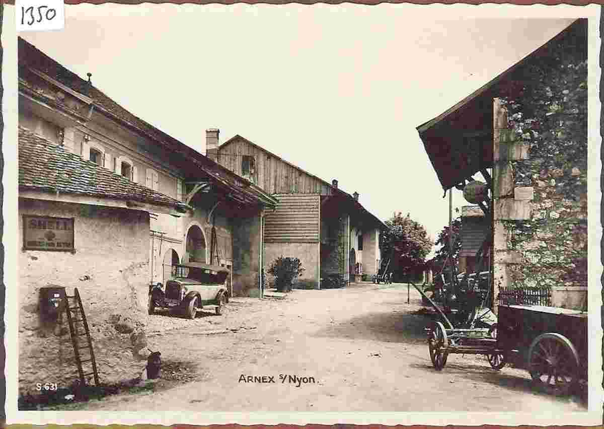 Arnex-sur-Nyon. Blick auf die Dorfstraße mit Auto