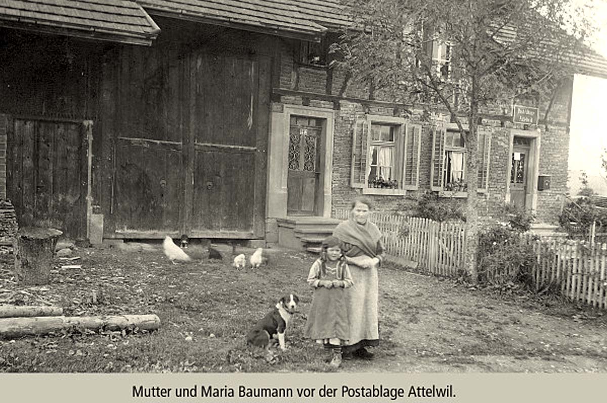Attelwil. Maria Baumann mit Mutter vor der Postablage