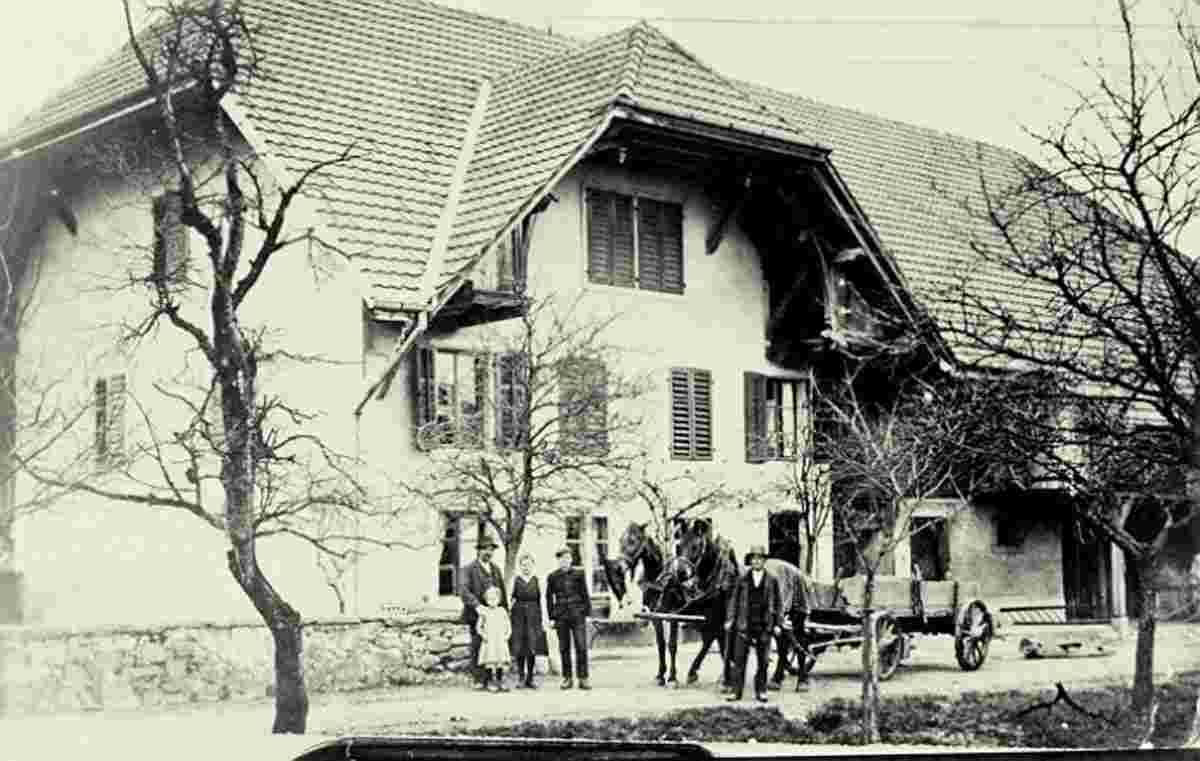 Attiswil. Panorama von alte Haus mit Einwohner
