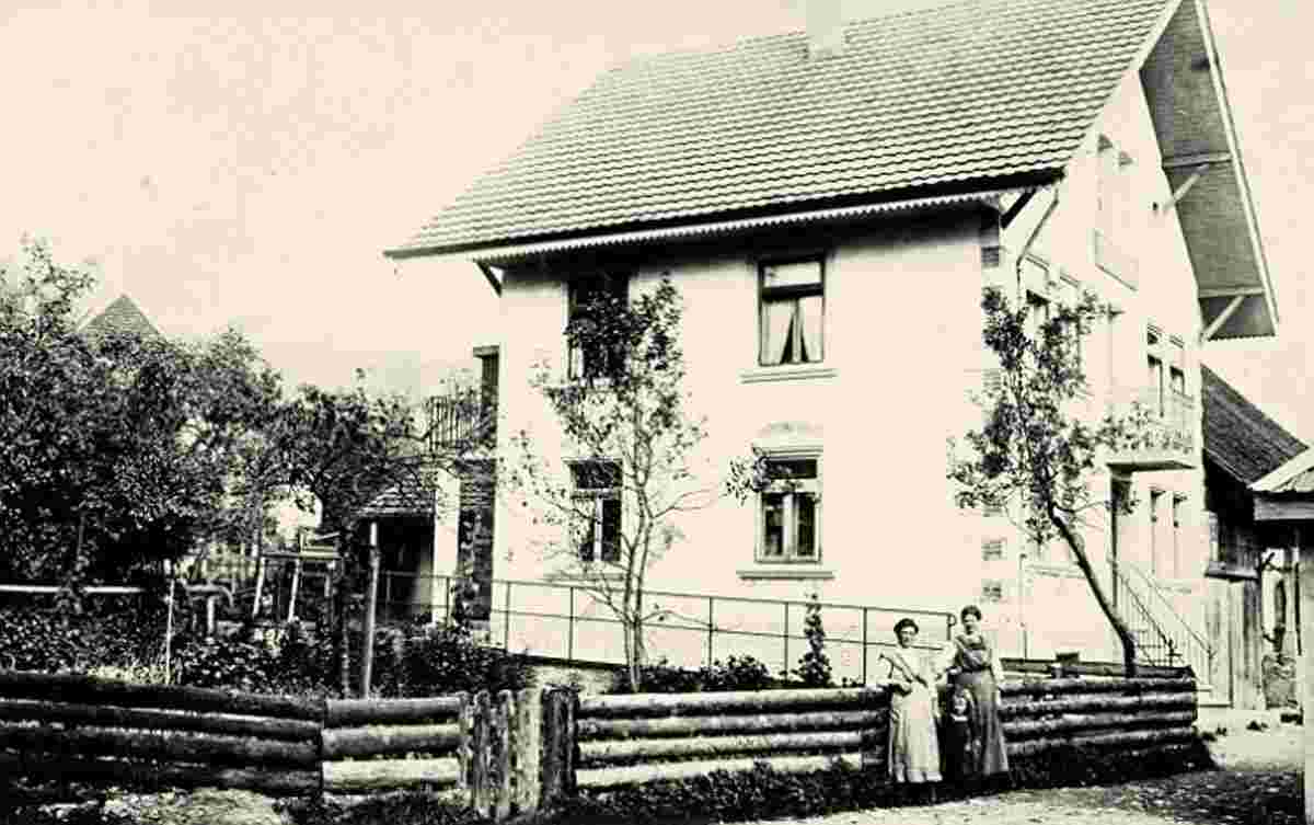 Attiswil. Panorama von alte Haus mit Einwohner