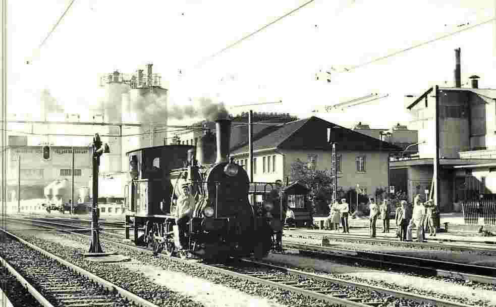 Bülach. Hauptbahnhof und Lokomotive