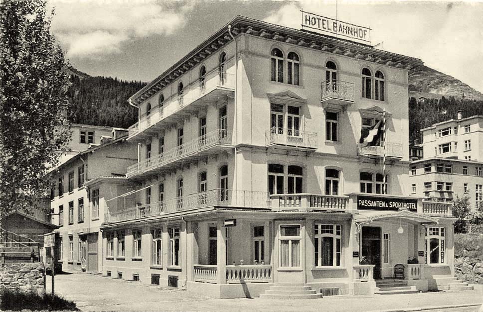 Davos. Hotel Bahnhof, Passanten und Sporthotel