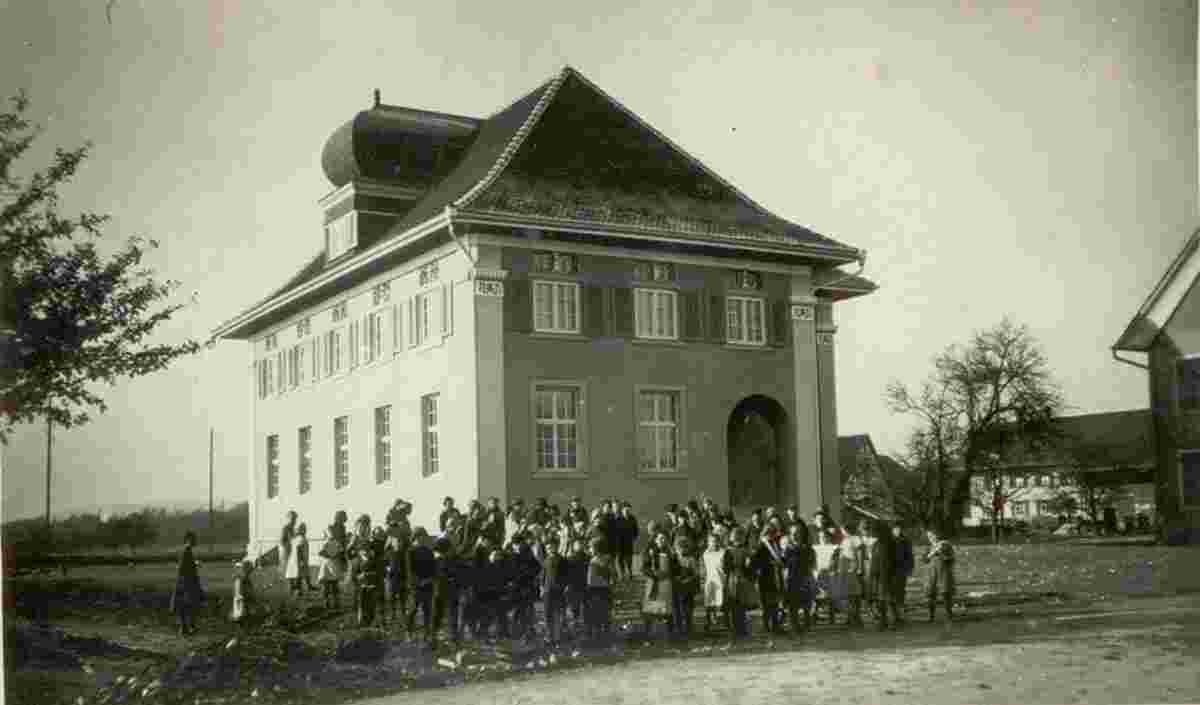 Höri. Niederhöri - Schulhaus in der Morgensonne, 1922