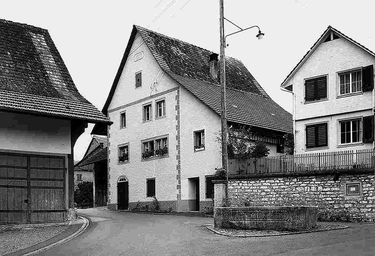 Hüntwangen. Dorfstraße, brunnen, 1967