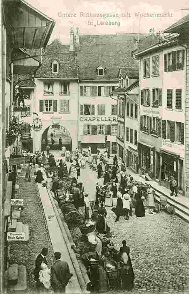 Lenzburg. Untere Rathausgasse mit Wochenmarkt, 1908