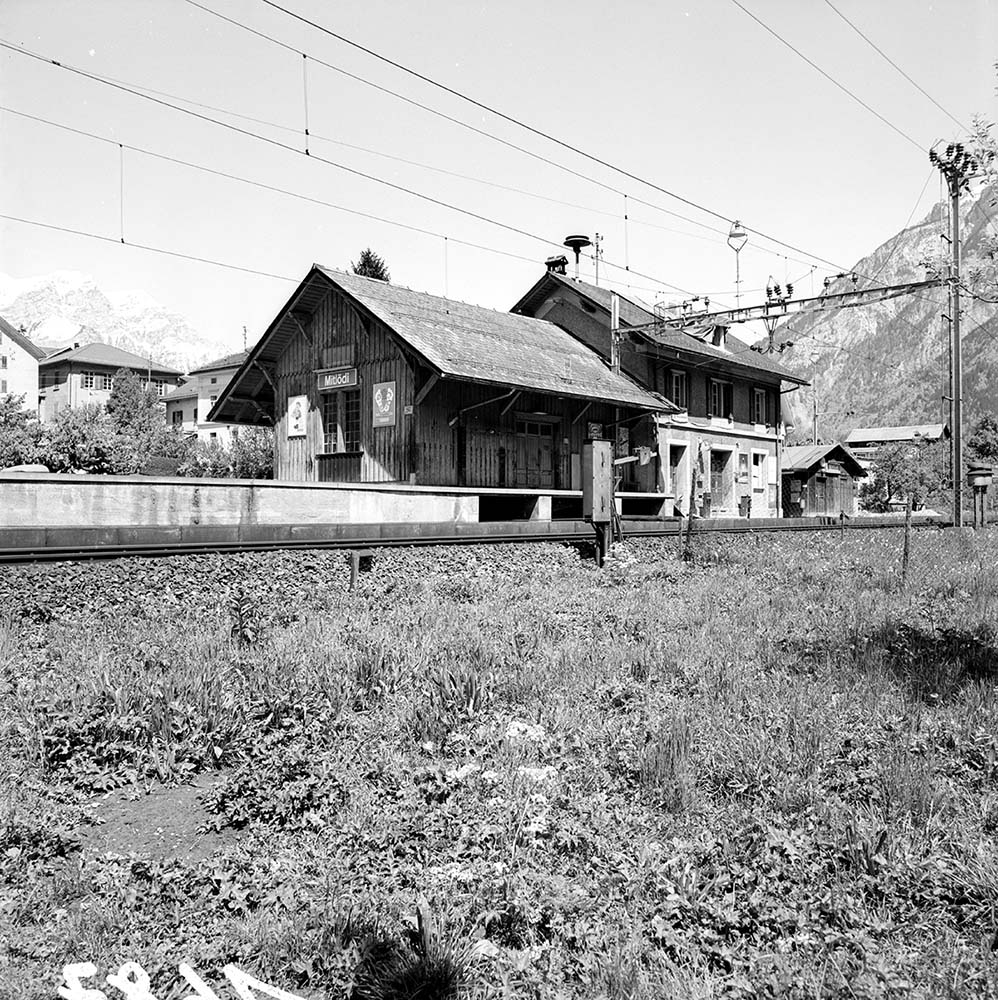 Mitlödi. Bahnhof, 1972