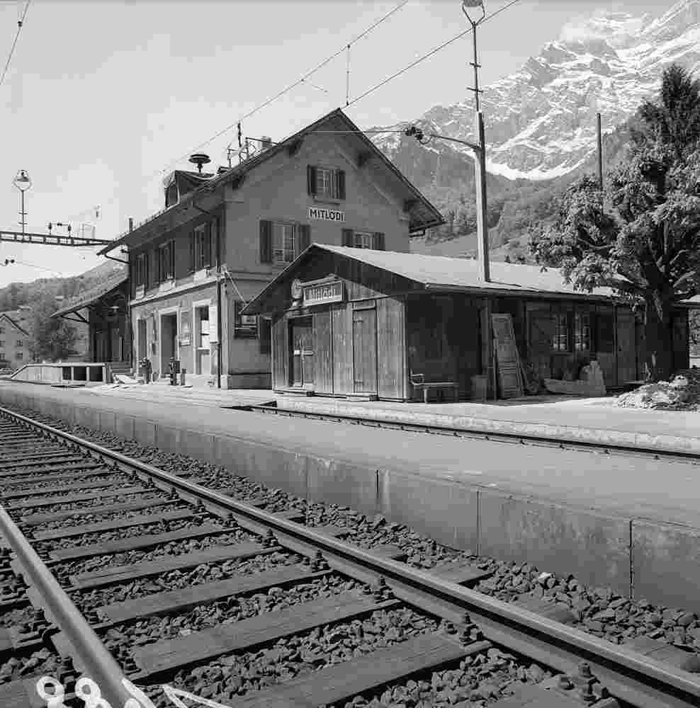Mitlödi. Bahnhof, 1972
