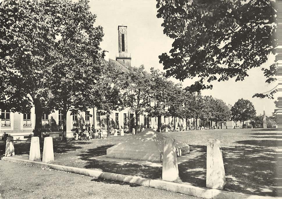 Muttenz. Freidorf, Spielplatz mit Gedenkstein, 1948