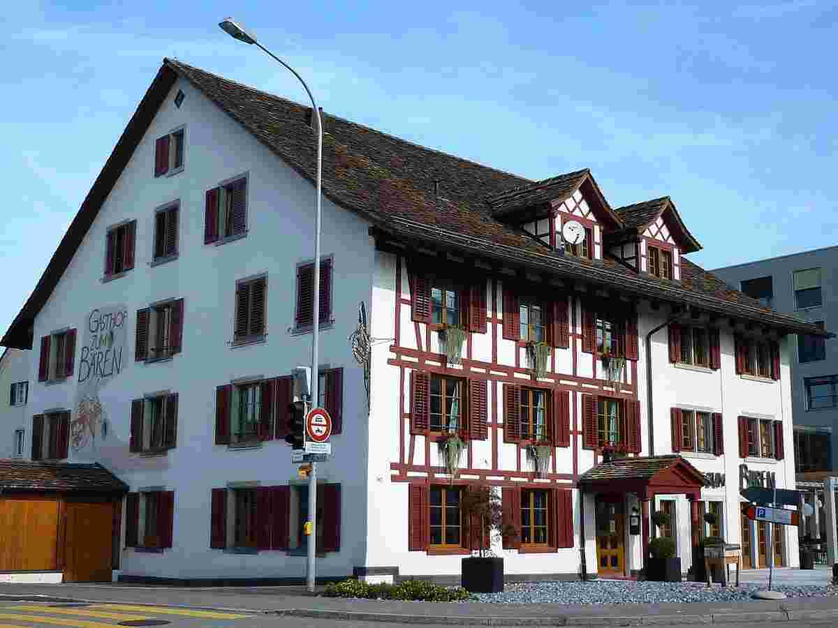 Nürensdorf. Gasthaus zum Bären im Dorfkern, erwähnt 1474