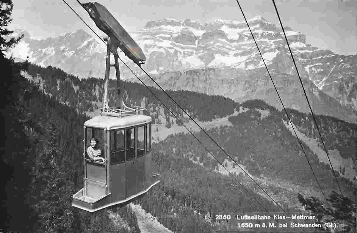 Schwanden. Luftseilbahn Kies-Mettmen mit alter Kabine, um 1950