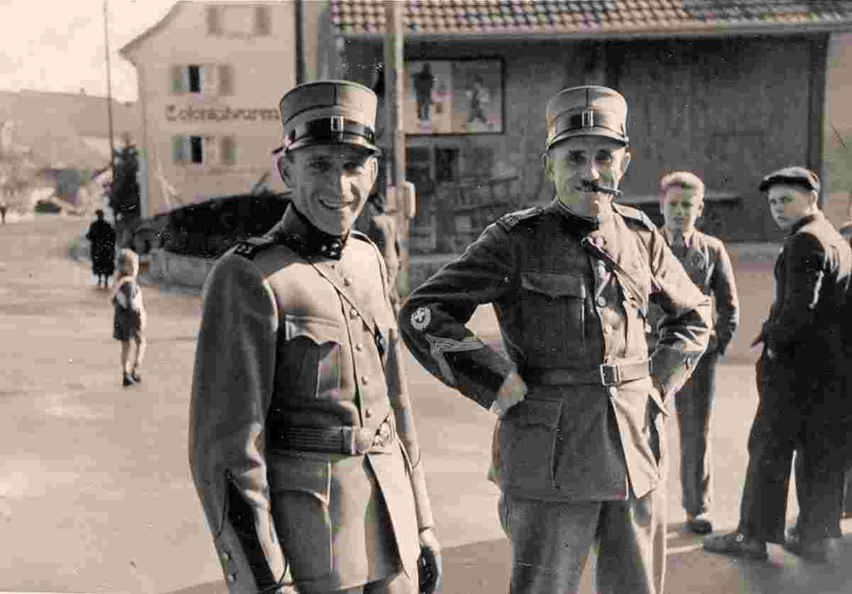 Therwil. Offiziere vor dem Restaurant zum Schützen, 1944