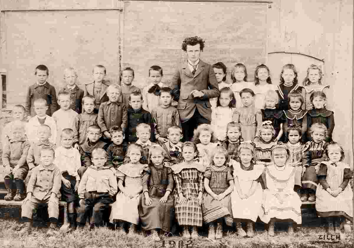 Therwil. Schulklasse mit Lehrer Oskar Brodmann (Rufname Piccard), 1902