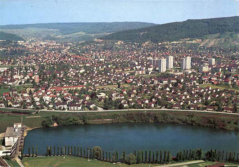 Wettingen. Panorama der Stadt mit Kraftwerk