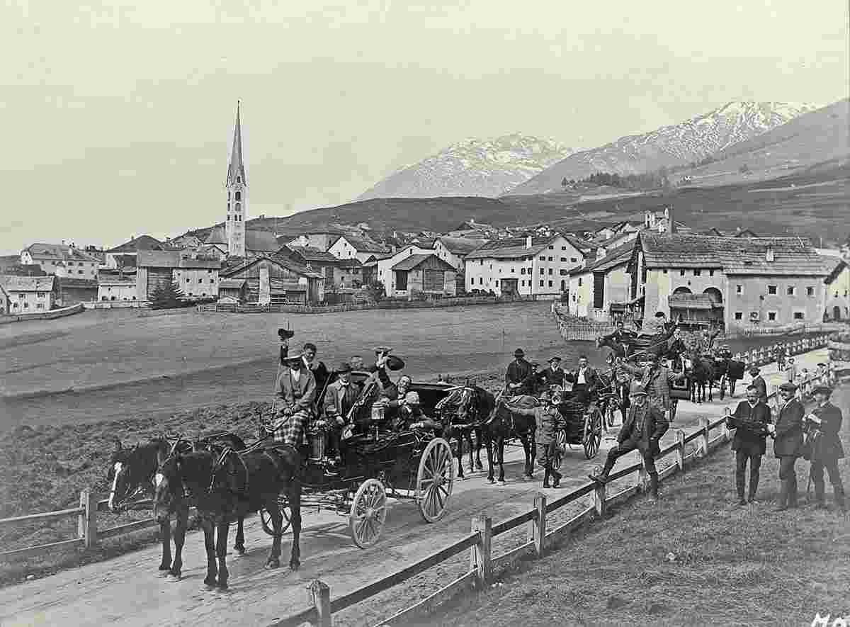 Zuoz. Wagenfahrt von Samaden nach Zernez in Zuoz, Blick nach Südwesten auf Zuoz, um 1905