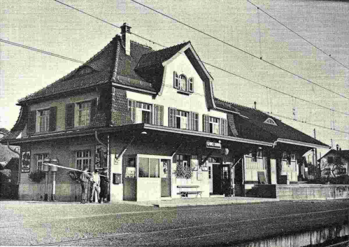 Dachsen. Das im Jahre 1916 erbaute Stationsgebäude der SBB