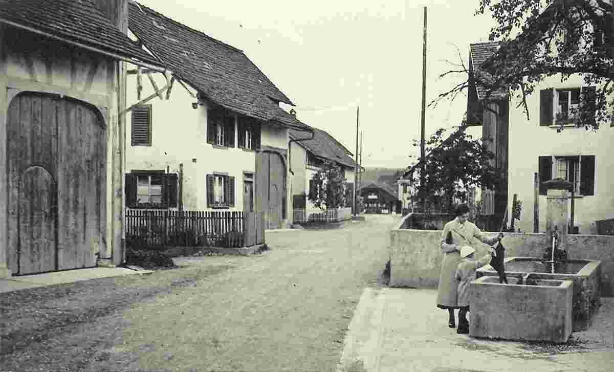 Dachsen. Spitzbrunnen am Bahnhofstraße, um 1910