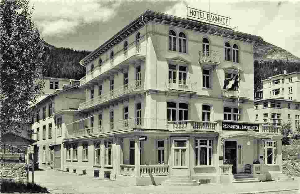 Davos. Hotel Bahnhof, Passanten und Sporthotel