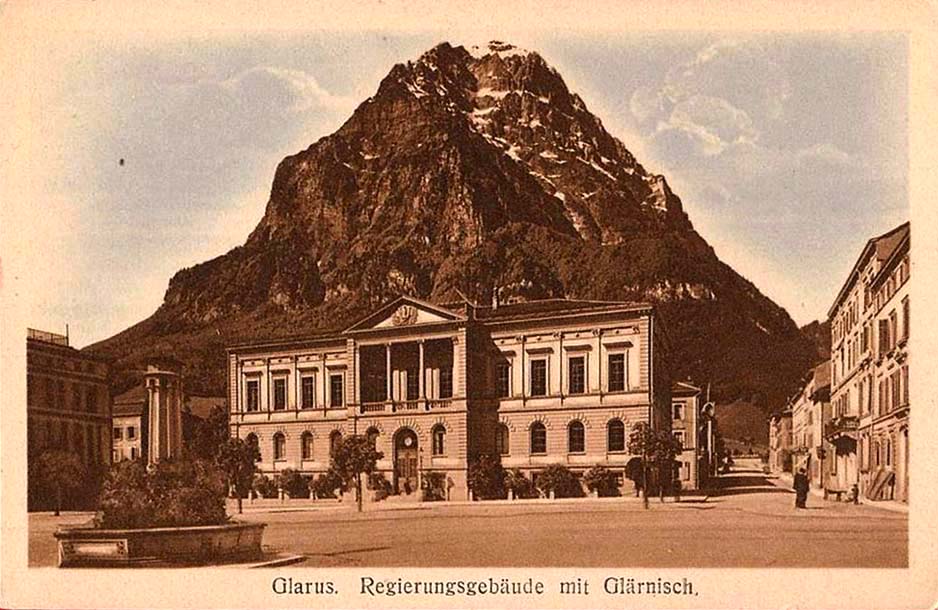 Glarus. Regierungsgebäude mit Glarnisch