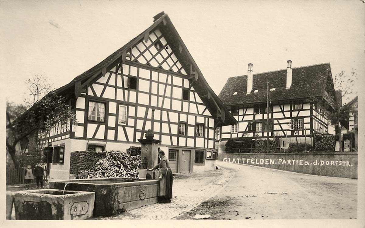 Glattfelden. Dorfstraße - Frau am Brunnen, Kinder, 1927