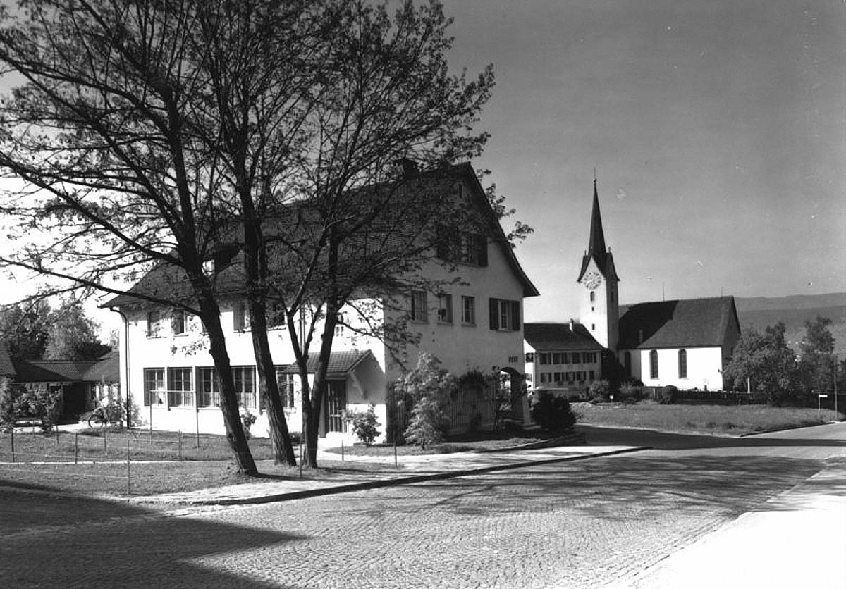 Herrliberg. Reformatorische Kirche und Post