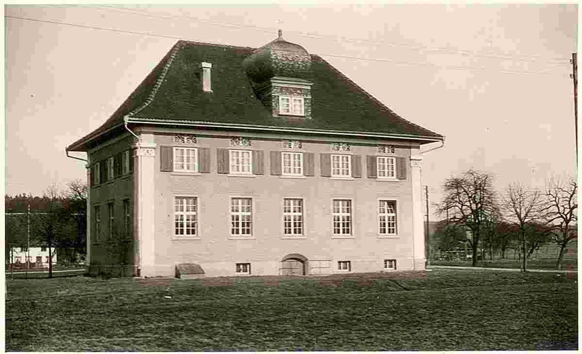 Höri. Niederhöri - Schulhaus mit Zwiebelturm, erbaut 1921, 1940