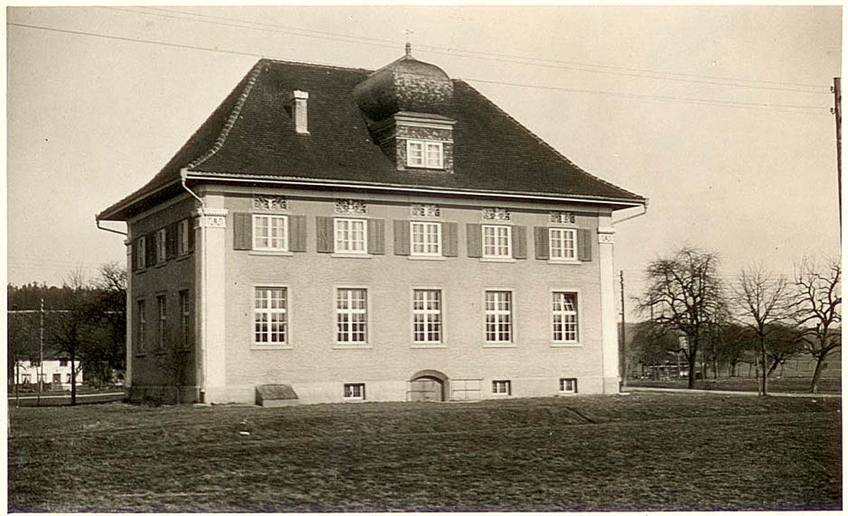 Höri. Niederhöri - Schulhaus mit Zwiebelturm, erbaut 1921, 1940