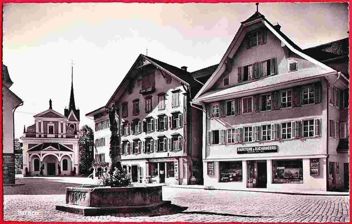 Sarnen. Kapellplatz mit brunnen, Papeterie und Buchbinderei, 1952