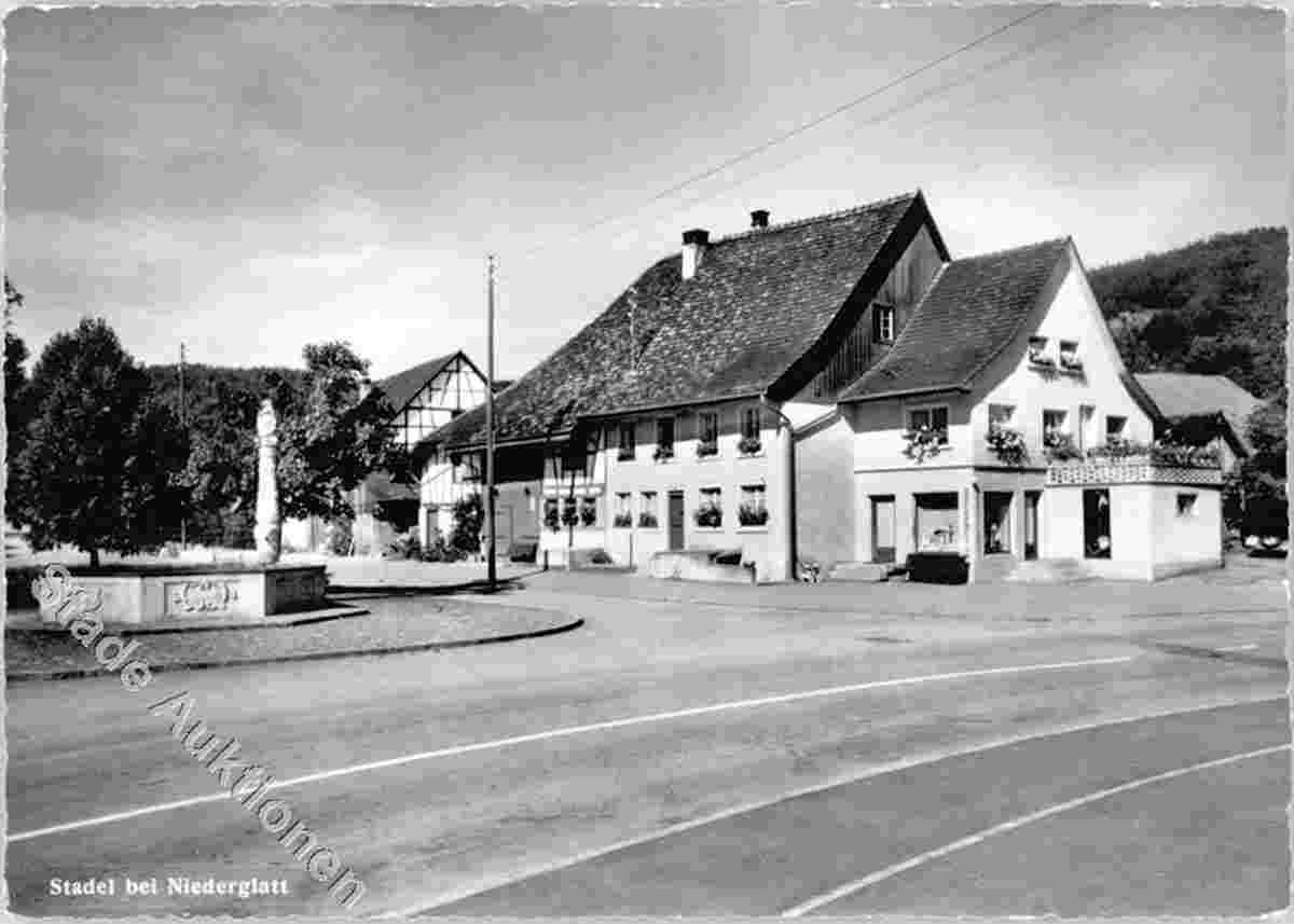 Stadel bei Niederglatt. Blick auf Dorfstraße mit brunnen