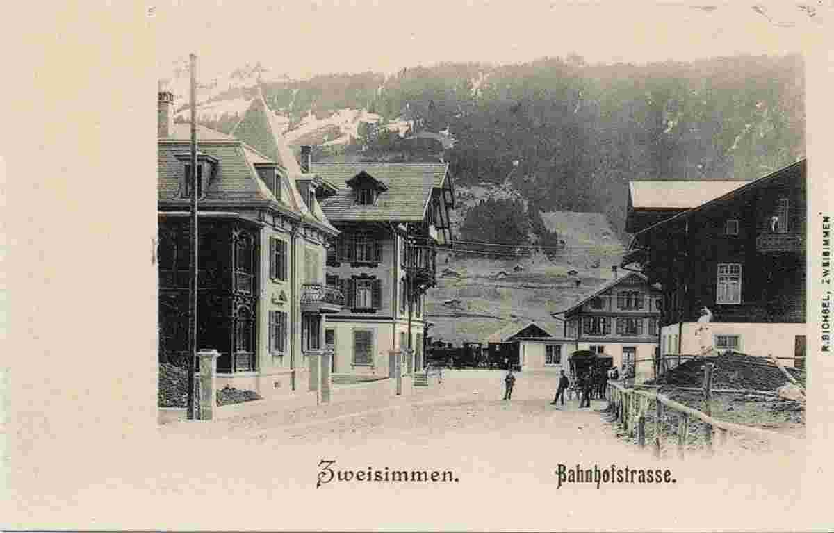 Zweisimmen. Bahnhofstraße, Pferdekutsche, Dampflokomotive, um 1900